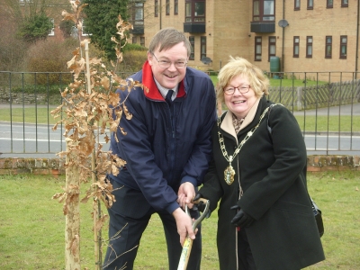 Town Council Chairman David Drew and Test Valley Mayor Dorothy Baverstock plant the Diamond Jubilee Oak Tree