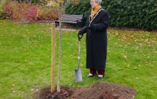 Cllr B Long, Town Mayor, planting Covid-19 Memorial Tree